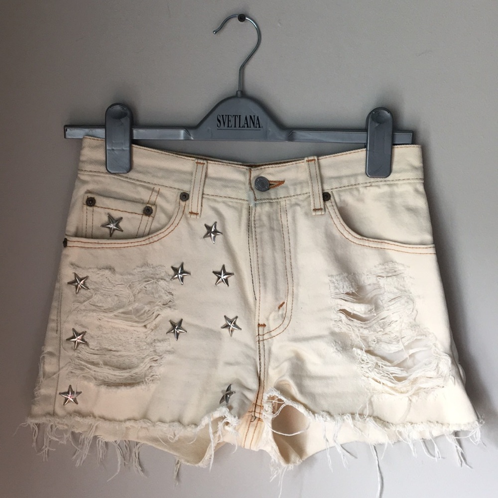 Levi’s Cream Acid Wash Bootie Shorts